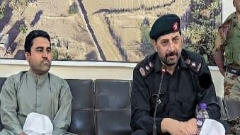 تمپ میں کھلی کچہری: ڈپٹی کمشنر برکت علی بلوچ اور کرنل شیر عالم کنڈی نے عوامی مسائل سنے