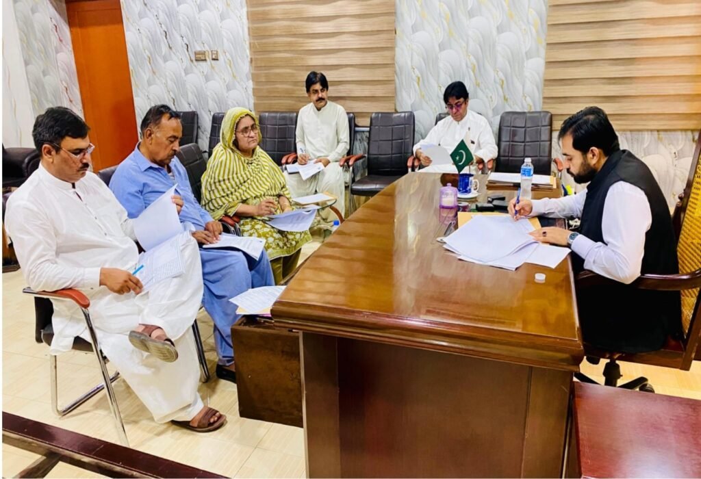 نصیرآباد: ڈپٹی کمشنر نصیرآباد وریندر لعل ڈسٹرکٹ ریکروٹمنٹ کمیٹی کے منعقدہ اجلاس کی صدارت کر رہے ہیں