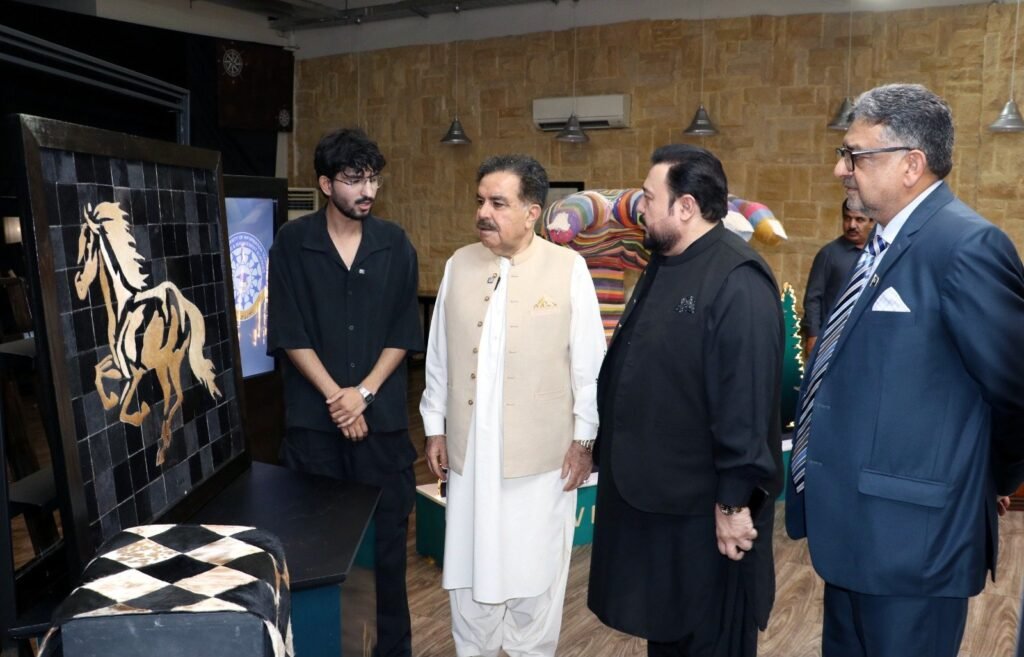 گورنر بلوچستان جعفر خان مندوخیل کو بیوٹمز یونیورسٹی میں ڈیجیٹل انٹرپرینیورشپ وان ایٹ کی تقریب میں تخلیقی فن پارے کے بارے میں آگاہ کیا جا رہا ہے