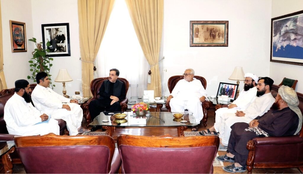 گورنر بلوچستان جعفر خان مندوخیل سے مسلم لیگ ن پشین کے صدر سعد اللہ ترین کی قیادت میں وفد ملاقات کر رہا ہے