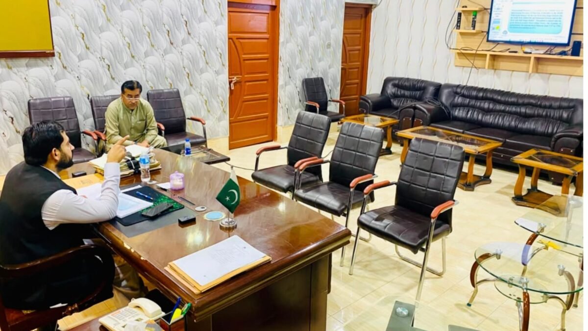 نصیر آباد: ڈی ایچ او کی ڈپٹی کمشنر وریندر لعل کو بریفنگ، بی ایچ یوز اور آر ایچ سیز میں حاضری کی نگرانی