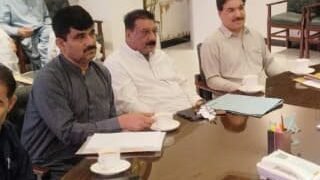 حب: ڈسٹرکٹ ہیلتھ کمیٹی کا اجلاس، غیر حاضر طبی عملے کی تنخواہوں میں کٹوتی اور برطرفی کی سفارشات منظور