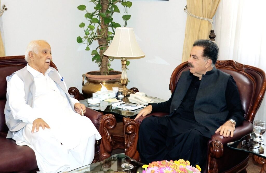 گورنر بلوچستان جعفر خان مندوخیل سے سابق صوبائی سیکرٹری منور مندوخیل ملاقات کر رہے ہیں