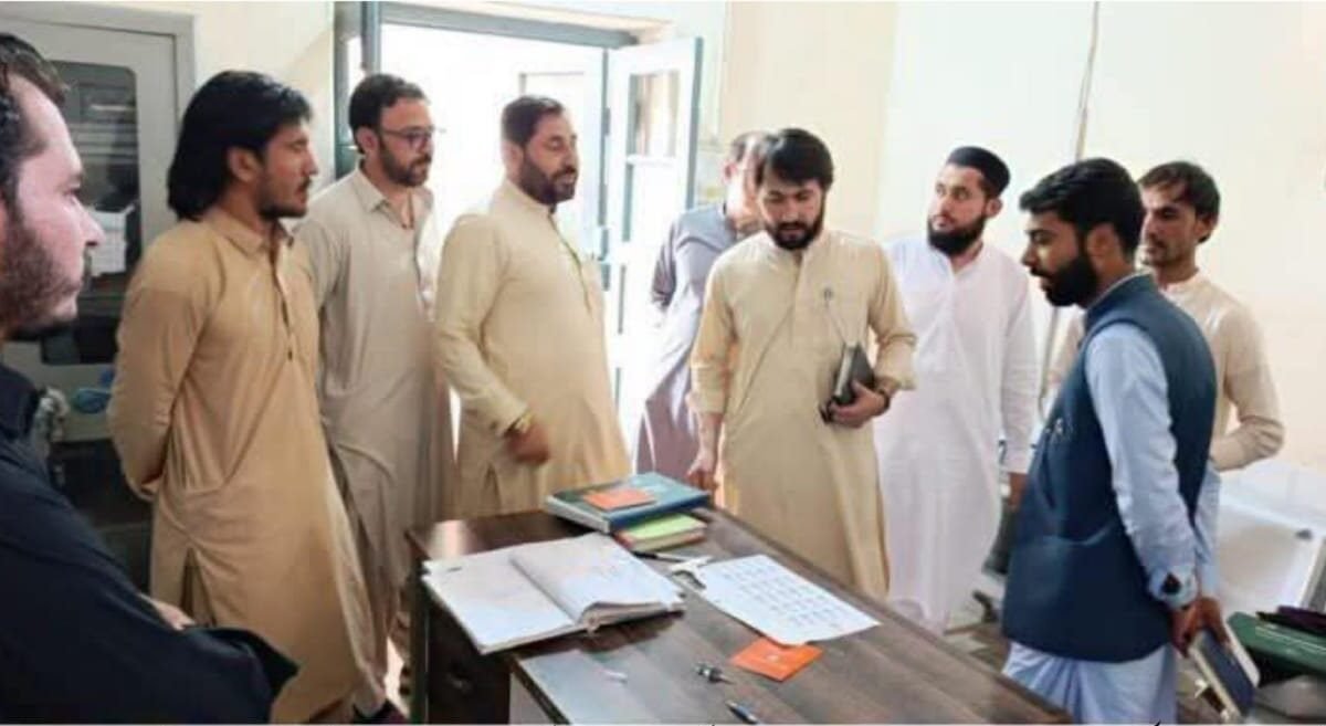 دکی: اسسٹنٹ کمشنر تھل چوٹیالی عبدالسلام کا ڈی ایچ کیو ہسپتال کا اچانک دورہ، عملے کی حاضری چیک کی