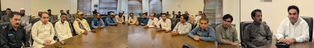 گوادر: ایڈیشنل ڈپٹی کمشنر (ریونیو) ظہور بلوچ پیچ چم مچھلی کے شکار سے متعلق ماہی گیروں کے مختلف فریقین اور فیکٹری مالکان کے اجلاس کی صدارت کر رہے ہیں۔ اس موقع پر متعلقہ محکموں کے افسران اور دیگر اسٹیک ہولڈرز بھی موجود ہیں