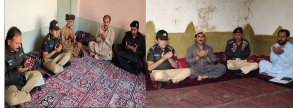 ڈی آئی جی پولیس لورالائی رینج جنید احمد شیخ سنجاوی دورے کے موقع پر مانگی ڈیم میں شہید ہونے والے اہلکاروں کے لواحقین سے تعزیت اور فاتحہ خوانی کر رہے ہیں