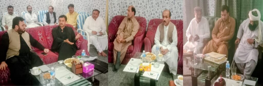 بارکھان/رکھنی۔ کمشنر کوہ سلیمان ڈویژن مجیب الرحمٰن قمبرانی رکھنی میں ماڈل بازار منصوبے کی تعمیر سے متعلق منعقدہ اجلاس کی صدارت کر رہے ہیں
