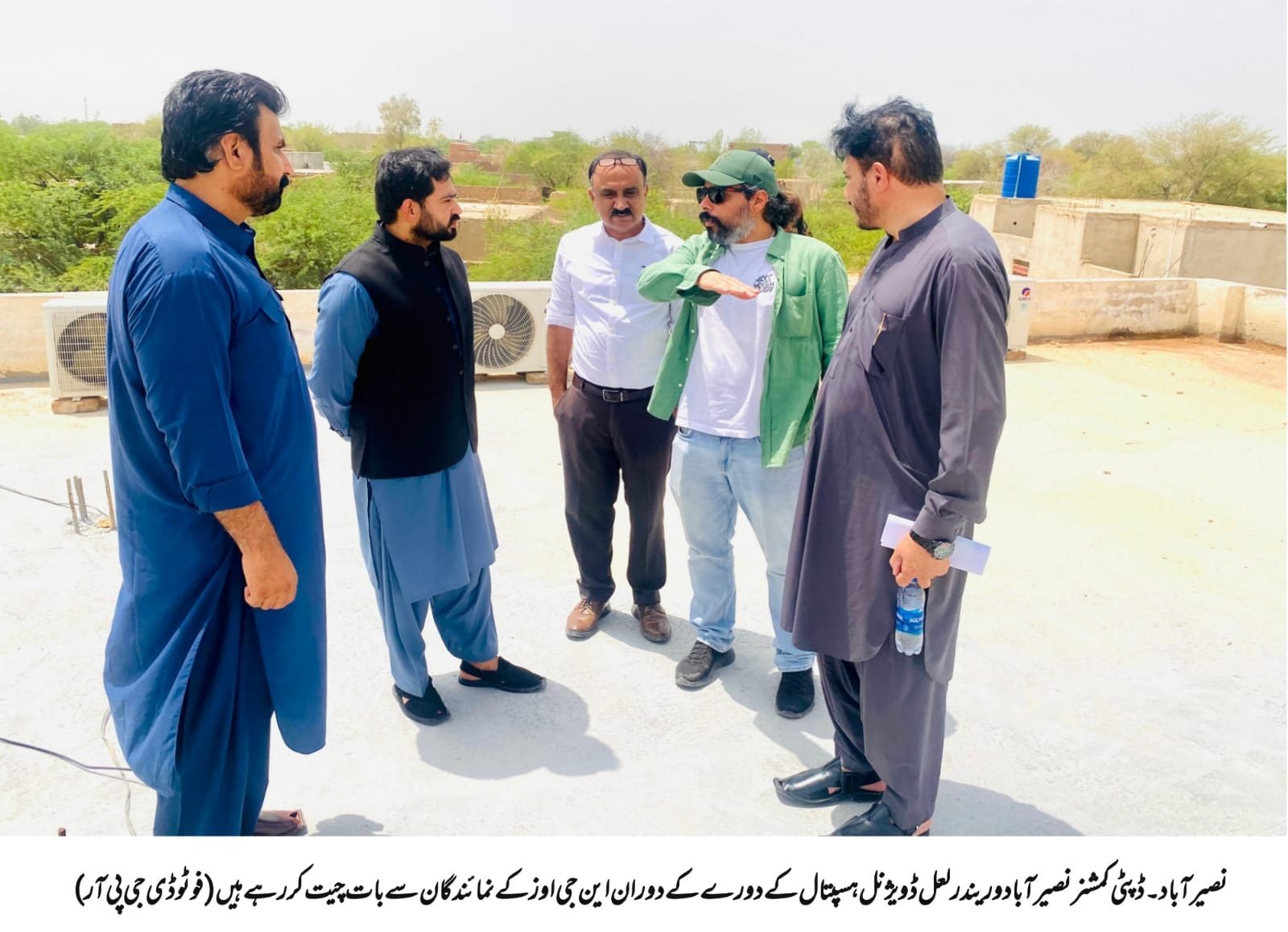 نصیرآباد۔ ڈپٹی کمشنر نصیرآباد وریندر لعل ڈویژنل ہسپتال کے دورے کے دوران این جی اوز کے نمائندگان سے بات چیت کر رہے ہیں