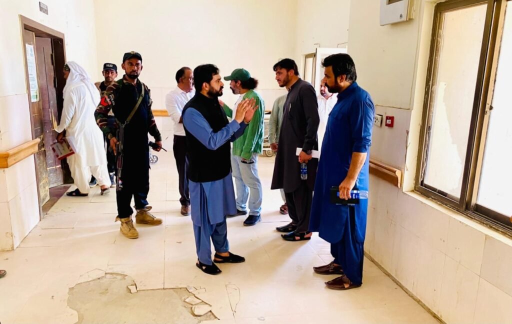 نصیرآباد۔ ڈپٹی کمشنر نصیرآباد وریندر لعل ڈویژنل ہسپتال کے مختلف شعبہ جات کا معائنہ کر رہے ہیں