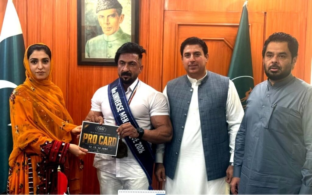 صوبائی مشیر برائے کھیل و امور نوجوانان مینا مجید بلوچ عبدالرزاق خلجی کو سرٹیفکیٹ آف اپریسی ایشن دے رہی ہیں