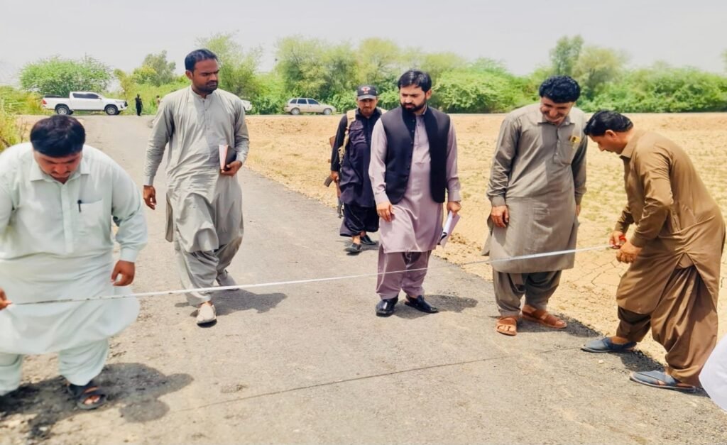 ڈپٹی کمشنر نصیرآباد وریندر لعل مختلف مکمل ہونے والے روڈز کا جائزہ لے رہے ہیں