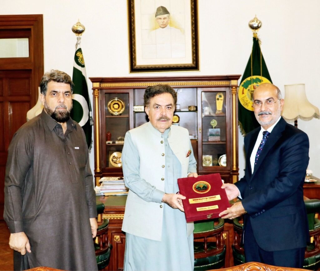 Vice Chancellor Turbat University Dr Gul Hasan Baloch Governor Balochistan Jaffar Khan Mandokhel ko salana report pesh kar rahe hain