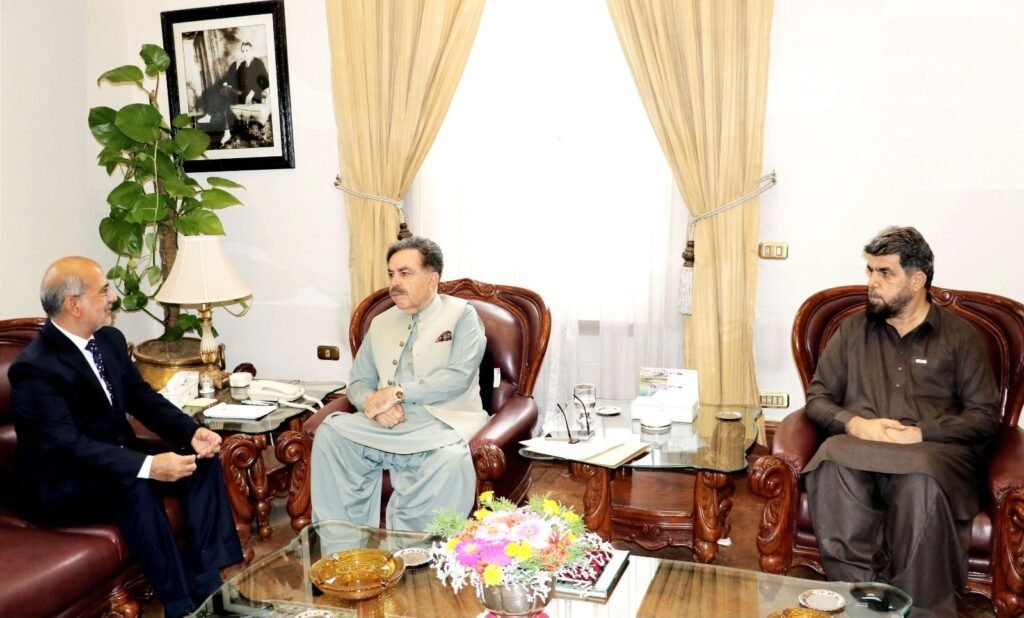 Governor Balochistan Jaffar Khan Mandokhel se Vice Chancellor Turbat University Dr Gul Hasan Baloch mulaqat kar rahe hain