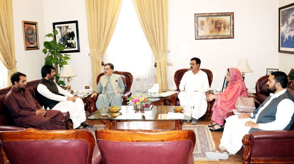 Governor Balochistan Jaffar Khan Mandokhel se sabiq Deputy Speaker Balochistan Assembly Sardar Babar Khan Musakhel ki qayadat mein wafd mulaqat kar raha hai