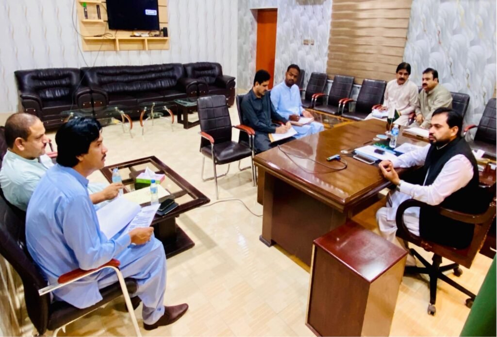 Deputy Commissioner Naseerabad Virender Lal District Development Committee ke ijlas mein afsaran se guftagu kar rahe hain