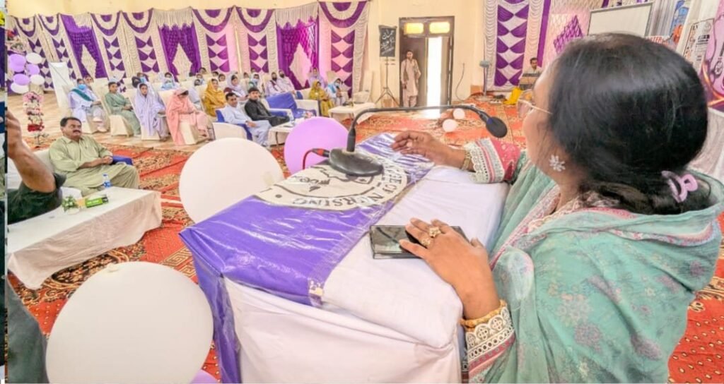 نرسنگ کالج کی پرنسپل فوزیہ یاسین نرسنگ کالج کے منعقدہ سیمینار سے خطاب کر رہی ہیں