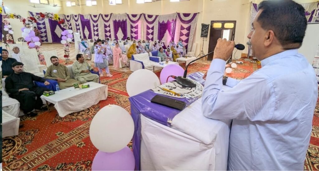 ڈسٹرکٹ ہیلتھ آفیسر ڈاکٹر ایاز جمالی نرسنگ کالج کے منعقدہ سیمینار سے خطاب کر رہے ہیں