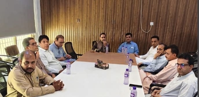 ڈپٹی کمشنر کیچ یاسر اقبال دشتی، ڈائریکٹر صحت مکران ڈاکٹر محب اللہ بلوچ، ایم ایس ڈاکٹر وحید بلیدی اور ٹیچنگ ہسپتال تربت کے اسٹاف کے ساتھ اجلاس کی صدارت کر رہے ہیں