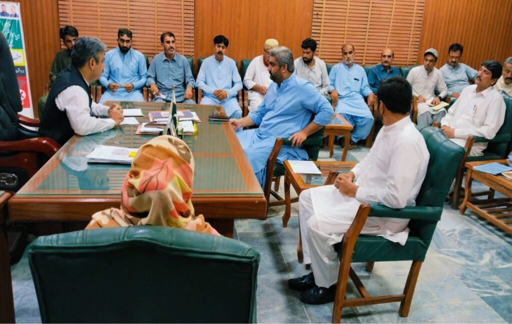 ڈپٹی کمشنر استامحمد محمد رمضان پلال ڈسٹرکٹ کوآرڈینیشن کمیٹی کے منعقدہ اجلاس کی صدارت کر رہے ہیں