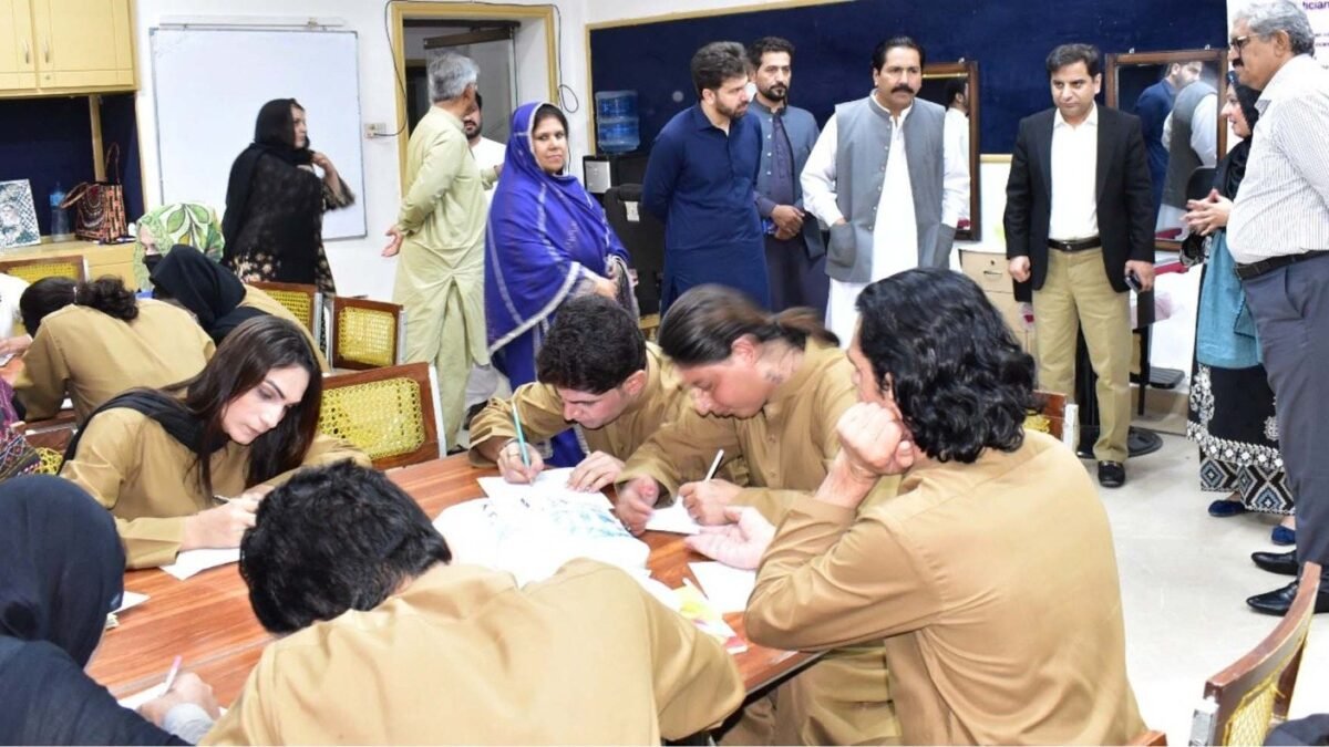 بیف کے سی ای او خالد ماندائی کا ٹرانسجینڈر کمیونٹی کے تعلیمی و ہنر مندی پروگرام کے تربیتی ادارے کا دورہ