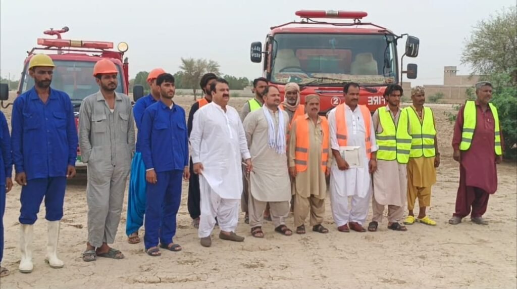 Jafarabad: Chief Officer Municipal Corporation Ahmed Nawaz Jatak apne amle ke hamrah pre-monsoon ke mauqe par ehtiyati tadabeer ke hawale se farzi mashq mein shareek hain