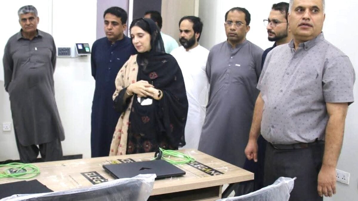 ڈپٹی کمشنر لسبیلہ حمیرا بلوچ کا لوامز کے آئی ٹی اسکل ڈویلپمنٹ سینٹر کا دورہ، نوجوانوں کی ڈیجیٹل مہارتوں پر زور