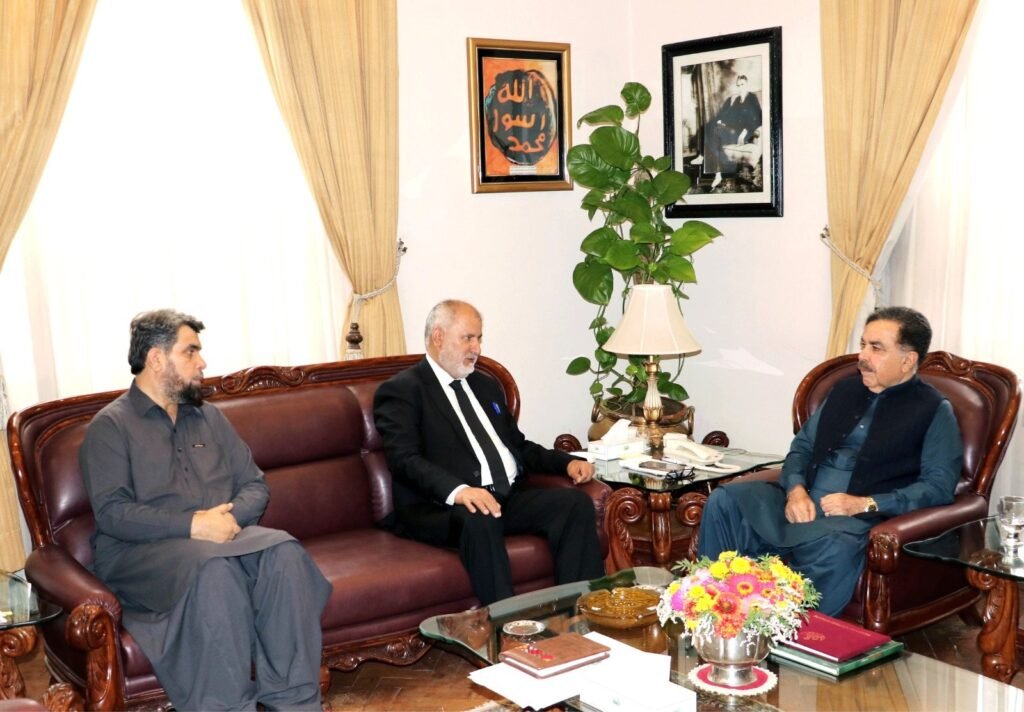 گورنر بلوچستان جعفر خان مندوخیل سے چیف کمشنر پاکستان بوائے سکاؤٹس ایسوسی ایشن امان اللہ کنرانی ملاقات کر رہے ہیں
