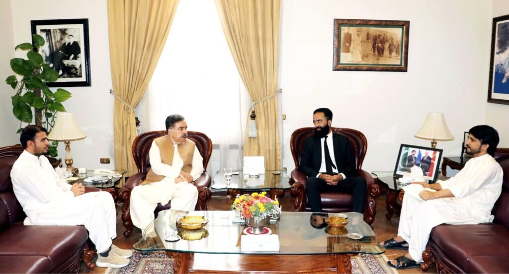 Governor Balochistan Jafar Khan Mandokhail se advocate Naseebullah Kakar aur Muhammad Afzal Mandokhail mulaqat kar rahe hain