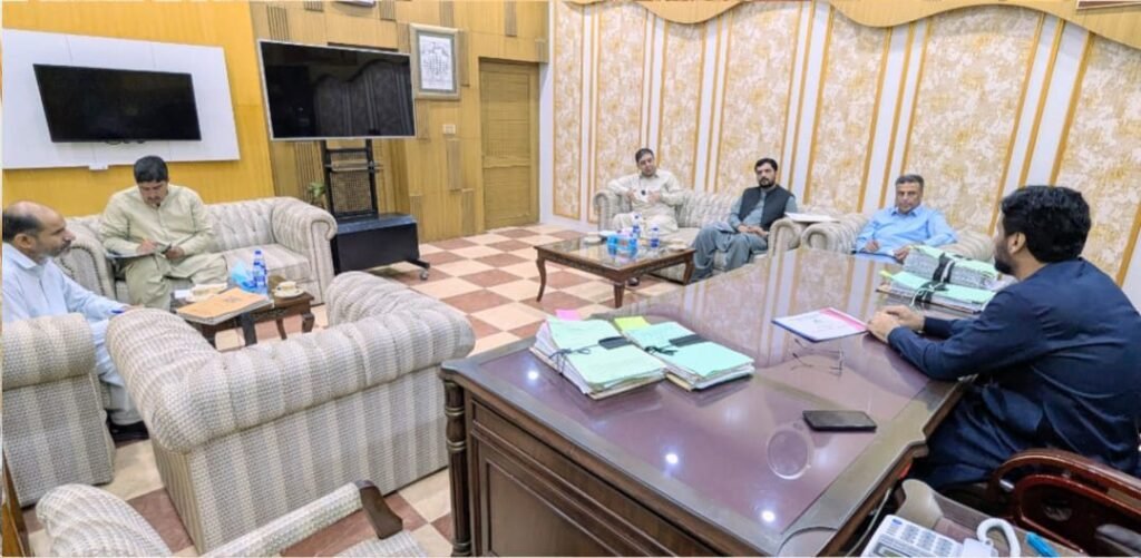 نصیرآباد: کمشنر صلاح الدین نورزئی بلوچستان کے حدود میں بلوچستان حکومت کے این او سی بغیر محکمہ ابپاشی سندھ کی طرف سے سم نالہ کے کام حوالے سے منعقدہ اجلاس کی صدارت کر رہے ہیں