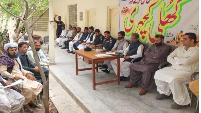 لورالائی: تحصیل میختر میں کھلی کچہری، ایڈیشنل ڈپٹی کمشنر علی نواز جمالی نے شہریوں کے مسائل سنے