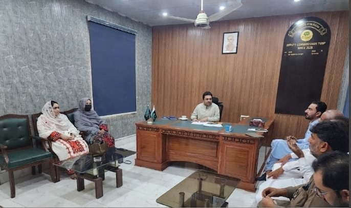 تمپ: ڈپٹی کمشنر برکت علی بلوچ کی زیر صدارت ڈسٹرکٹ ایجوکیشن گروپ کا اجلاس، تعلیمی معیار کا جائزہ