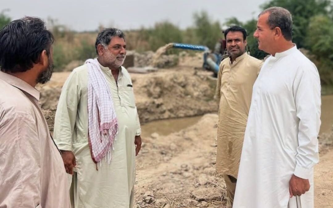 ایگزیکٹو انجینئر کیرتھر کینال غلام محمد بادینی کا ڈمب ڈسٹری کا دورہ، وارا بندی کے تحت پانی کی تقسیم کا جائزہ