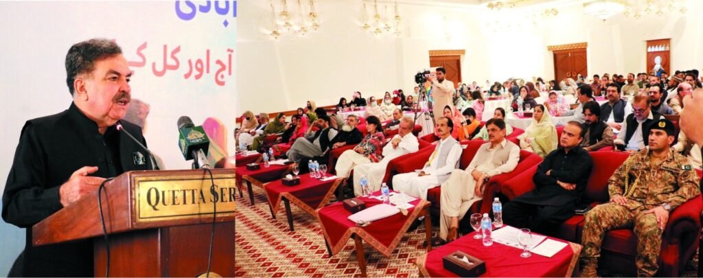 گورنر بلوچستان جعفر خان مندوخیل عالمی یوم آبادی کی مناسبت سے منعقدہ تقریب کے شرکاء سے خطاب کر رہے ہیں