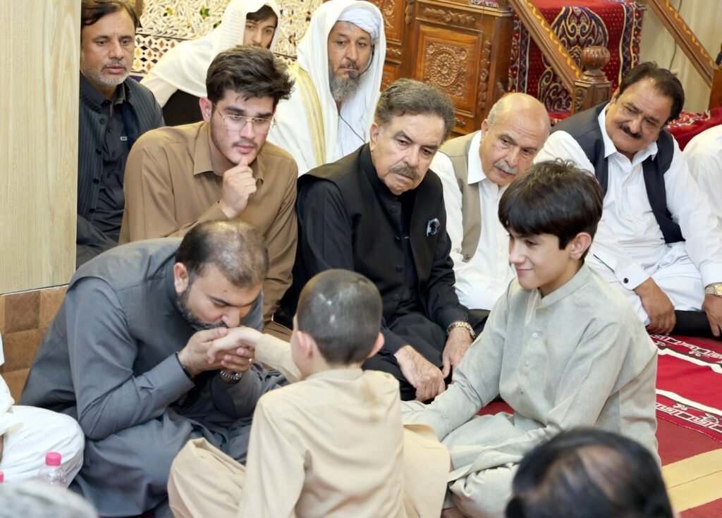 وزیراعلیٰ بلوچستان میر سرفراز بگٹی شہید سیشن جج عبدالحکیم کاکڑ کے صاحبزادے کے ہاتھ پر بوسہ دے رہے ہیں