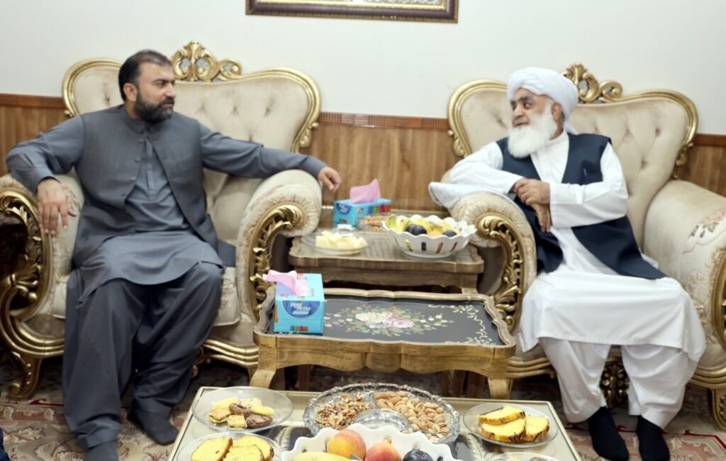 وزیراعلیٰ بلوچستان میر سرفراز بگٹی سے جمعیت علماء اسلام بلوچستان کے صوبائی امیر مولانا عبدالواسع ملاقات کر رہے ہیں