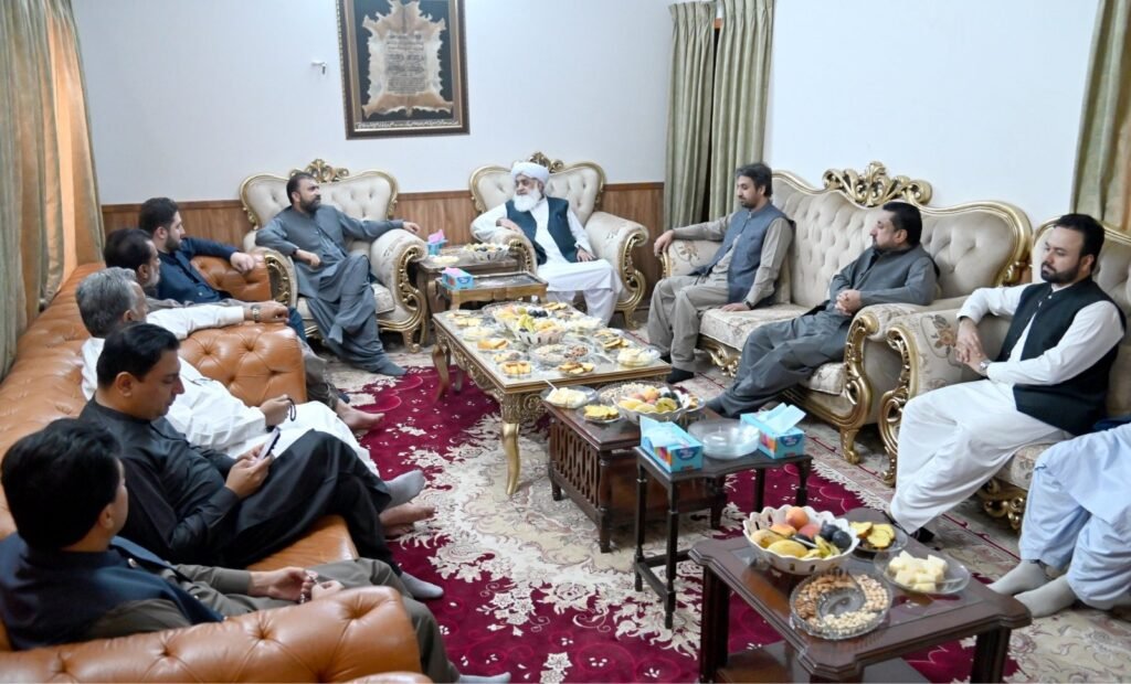 وزیراعلیٰ بلوچستان میر سرفراز بگٹی سے جمعیت علماء اسلام بلوچستان کے صوبائی امیر مولانا عبدالواسع ملاقات کر رہے ہیں