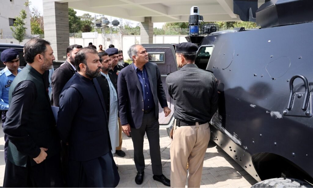 وفاقی وزیر داخلہ محسن نقوی اور وزیر اعلیٰ بلوچستان میر سرفراز بگٹی پولیس اے پی سی وہیکل کا جائزہ لے رہے ہیں