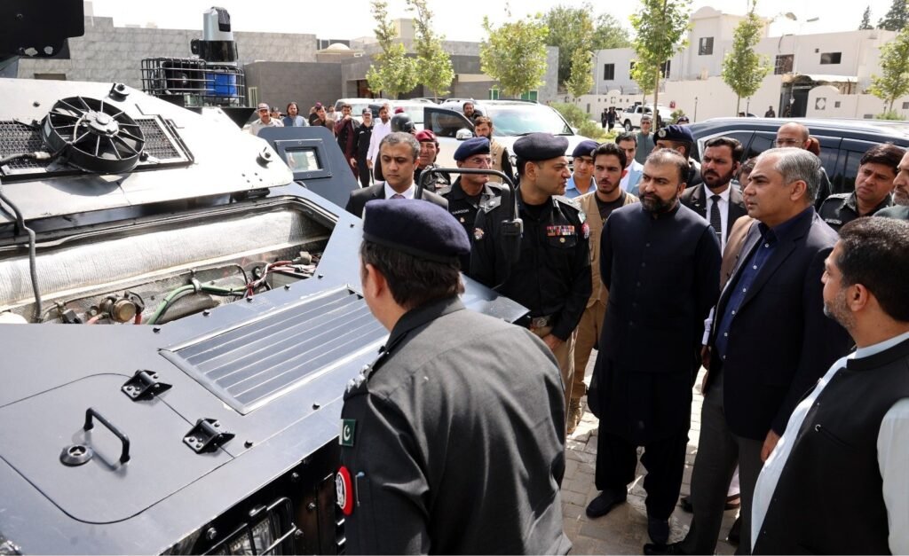 وفاقی وزیر داخلہ محسن نقوی اور وزیر اعلیٰ بلوچستان میر سرفراز بگٹی کو آئی جی پولیس بلوچستان محمد طاہر خان اے پی سی وہیکل سے متعلق بریفنگ دے رہے ہیں