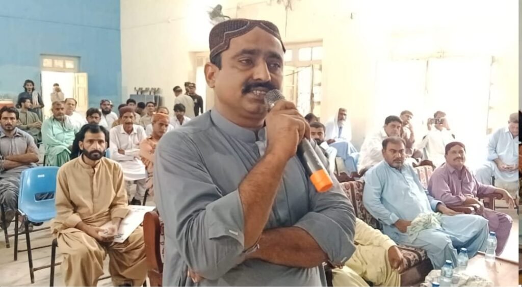 Usta Muhammad: Additional Deputy Commissioner Muhammad Ismail Lashari ki sarbarahi mein munaqida Khuli Kachehri mein log apne darpesh masail ke mutaliq aagahi faraham kar rahe hain