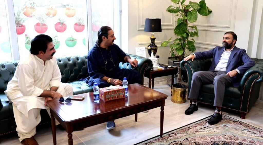 وزیراعلیٰ بلوچستان میر سرفراز بگٹی سے رکن اسمبلی نوابزادہ میر ظفر اللہ زہری اور خان دولت خان بادیزئی ملاقات کر رہے ہیں