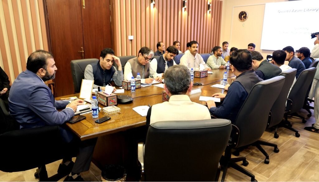 وزیراعلیٰ بلوچستان میر سرفراز بگٹی قائداعظم لائبریری کوئٹہ کے طالب علموں کے مسائل سن رہے ہیں۔ چیف سیکرٹری بلوچستان شکیل قادر خان اور متعلقہ حکام بھی موجود ہیں