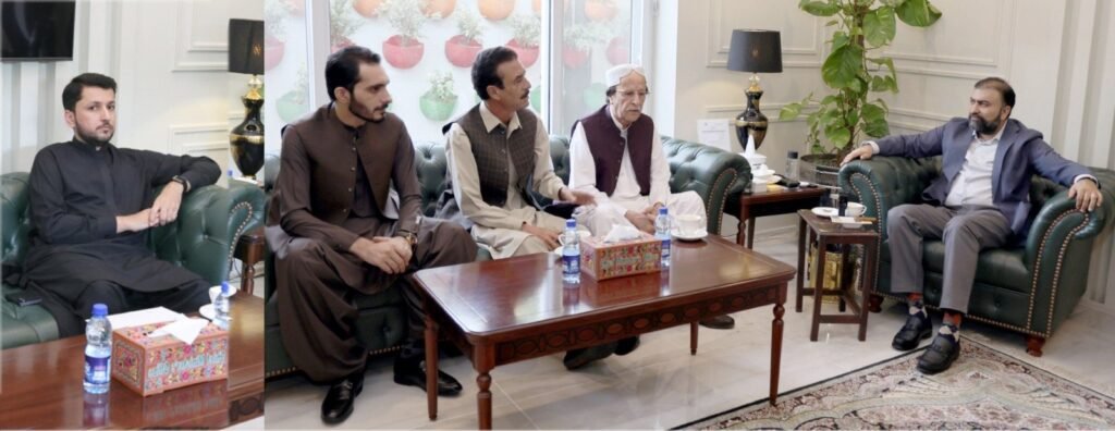 وزیراعلیٰ بلوچستان میر سرفراز بگٹی سے پیپلز پارٹی کے صوبائی صدر سردار عمر گورگیج، سید اقبال شاہ، حیات اچکزئی اور بلوچ خان گورگیج ملاقات کر رہے ہیں