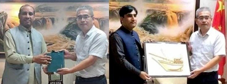 گوادر۔ چیئرمین میونسپل کارپوریشن و چیف آفیسر پاکستان چین دوستی کی علامت کے طور پر ثقافتی تحائف کا تبادلہ کر رہے ہیں