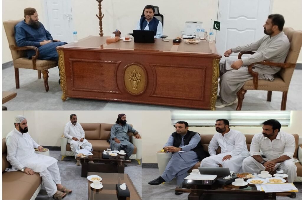 بارکھان/رکھنی: کمشنر کوہِ سلیمان ڈویژن مجیب الرحمٰن قمبرانی کو رکھنی تا بیکڑ روڈ منصوبے پر جاری تعمیراتی کام سے متعلق بریفنگ دی جا رہی ہے