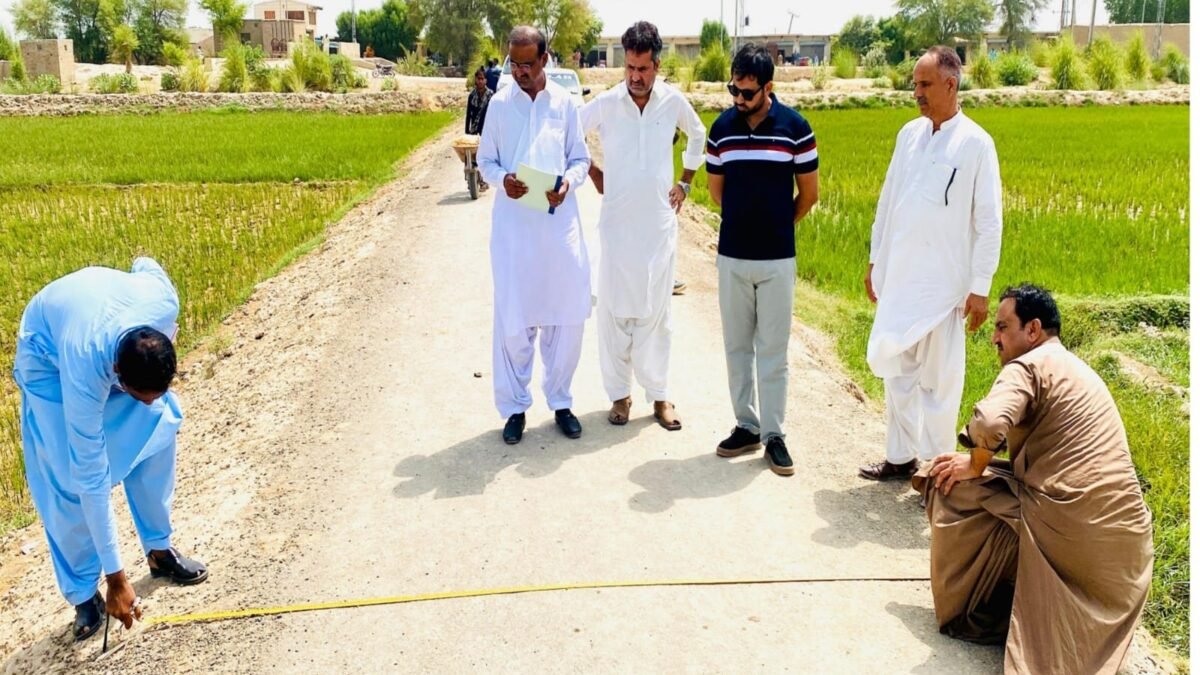 نصیرآباد: ڈپٹی کمشنر وریندر لعل کا بلیک ٹاپ سڑکوں، آر ایچ سی بہرام خان بلیدی اور اسکولوں کے منصوبوں کا معائنہ