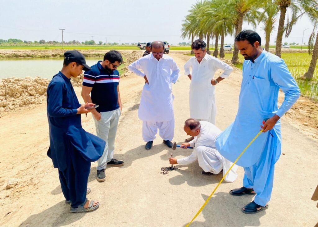 نصیرآباد: ڈپٹی کمشنر وریندر لعل بلیک ٹاپ روڈ باری شاخ کا معائنہ کر رہے ہیں