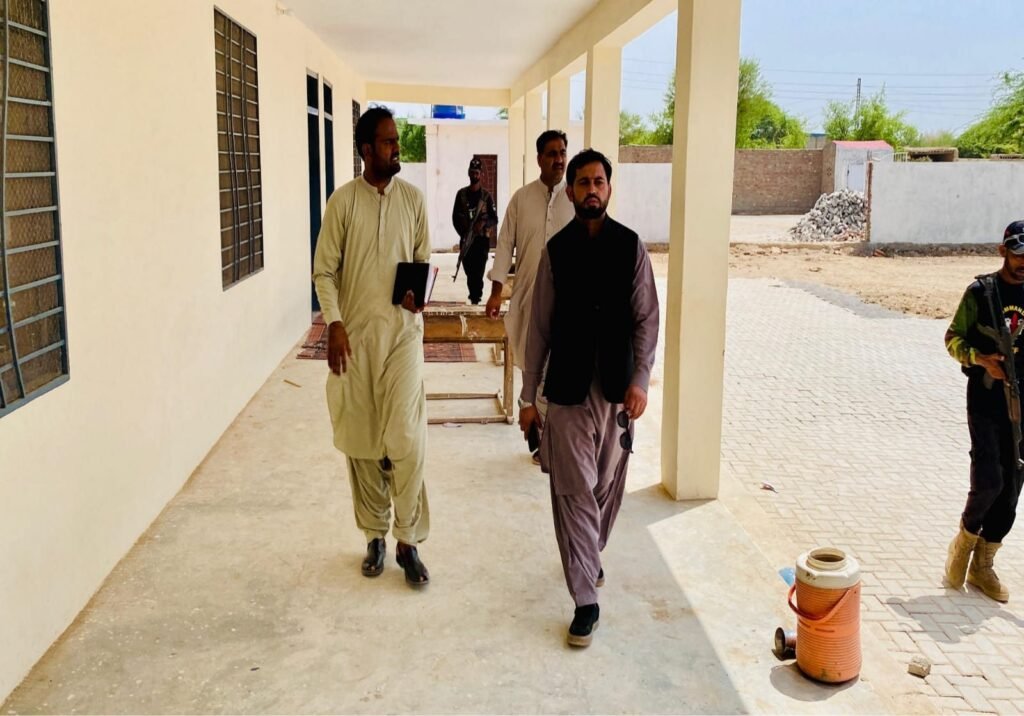 Naseerabad: Deputy Commissioner Virender Lal Jumma Khan Tumbu school mein izafi kamron ka moayena kar rahe hain