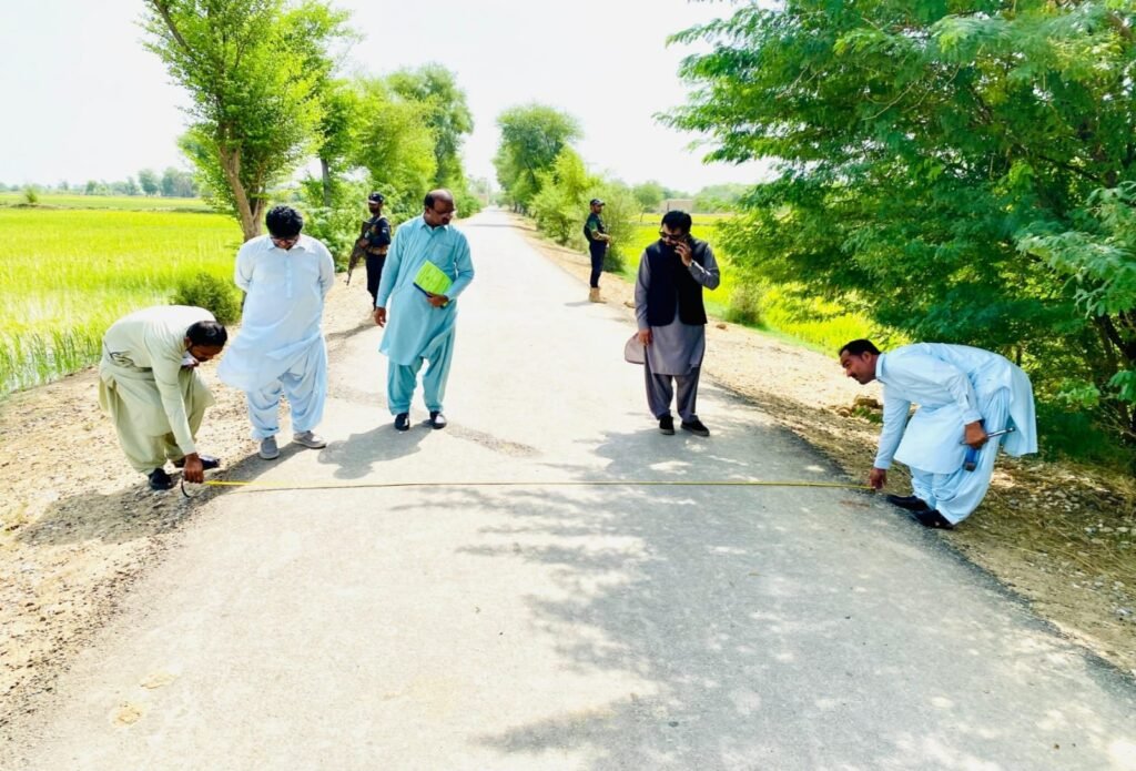 Naseerabad: Deputy Commissioner Virender Lal black top road Sardar Changez Khan Sasoli ka moayena kar rahe hain