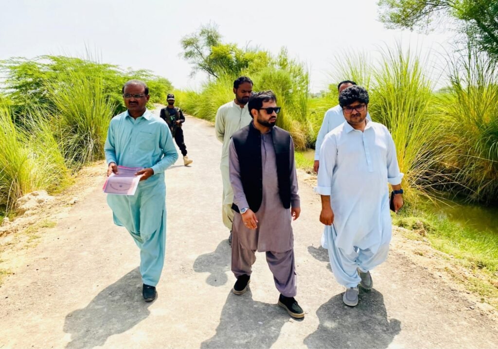 Naseerabad: Deputy Commissioner Virender Lal black top road Bari Shakh Muhammad Umar ka moayena kar rahe hain