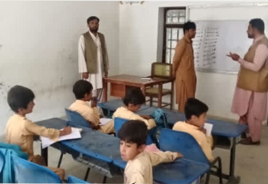 ڈسٹرکٹ آفیسر ایجوکیشن زیارت عبدالمالک تاج کا گورنمنٹ بوائز ہائی اسکول کان ڈپو کا اچانک دورہ
